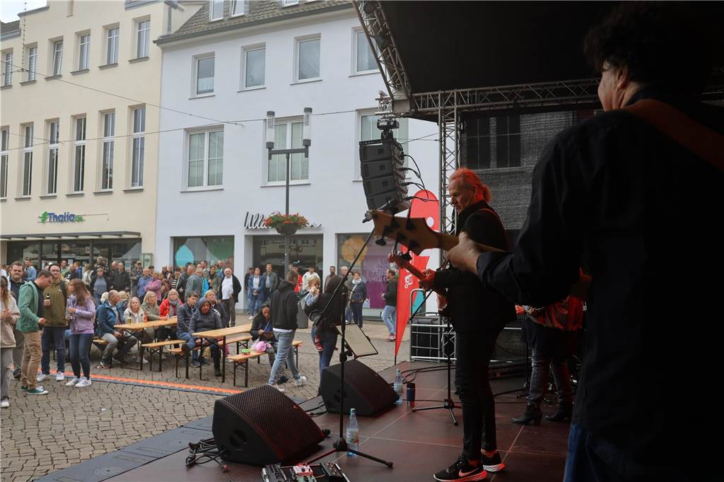 Hunderte kamen am Samstagabend zum Marktplatz in Dorsten, um die Florians zu hören.