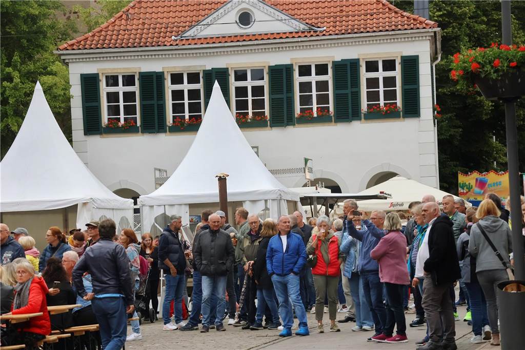 Hunderte kamen am Samstagabend zum Marktplatz in Dorsten, um die Florians zu hören.