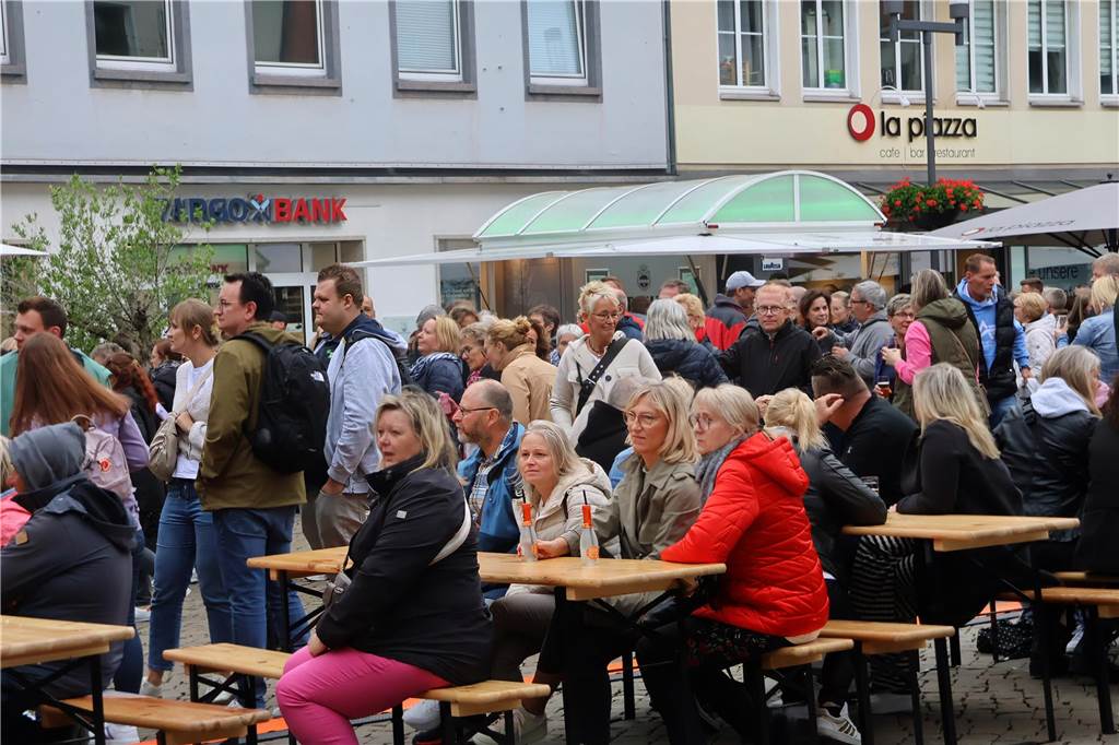 Hunderte kamen am Samstagabend zum Marktplatz in Dorsten, um die Florians zu hören.