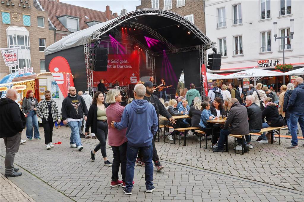 Hunderte kamen am Samstagabend zum Marktplatz in Dorsten, um die Florians zu hören.