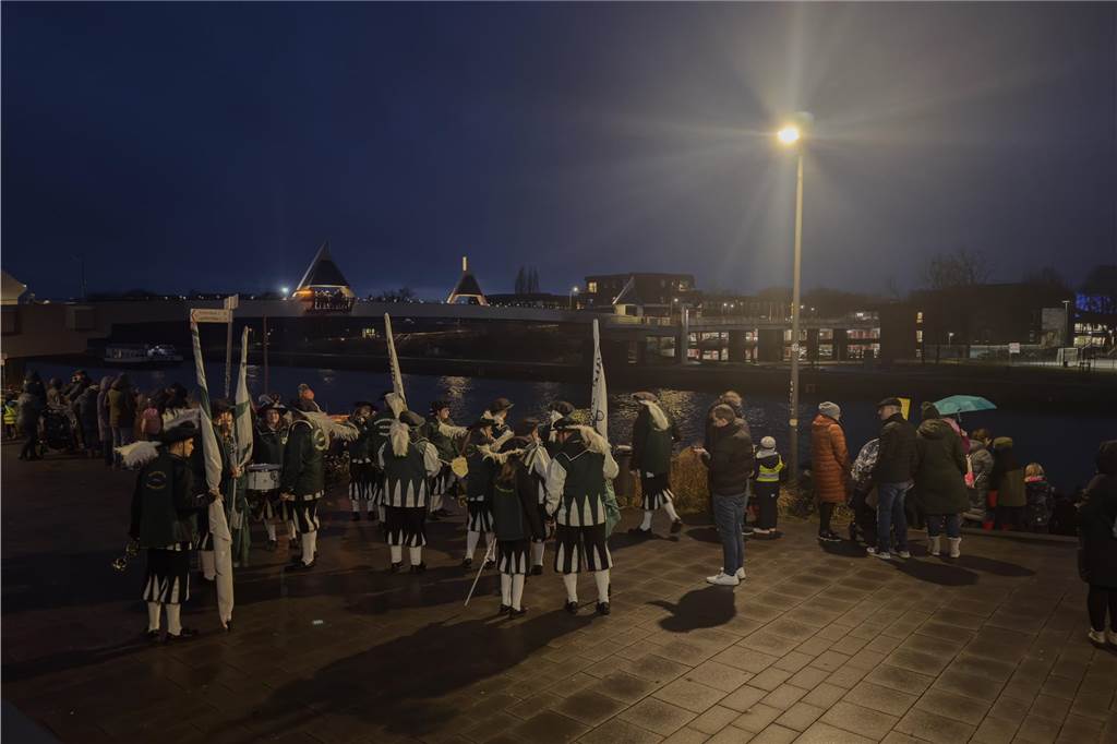 Hunderte Kinder begrüßten den Nikolaus, der mit dem Schiff vor den Mercaden andockte. 