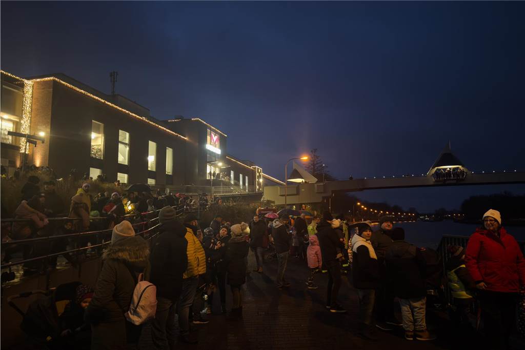 Hunderte Kinder begrüßten den Nikolaus, der mit dem Schiff vor den Mercaden andockte. 