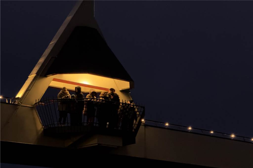 Hunderte Kinder begrüßten den Nikolaus, der mit dem Schiff vor den Mercaden andockte. 
