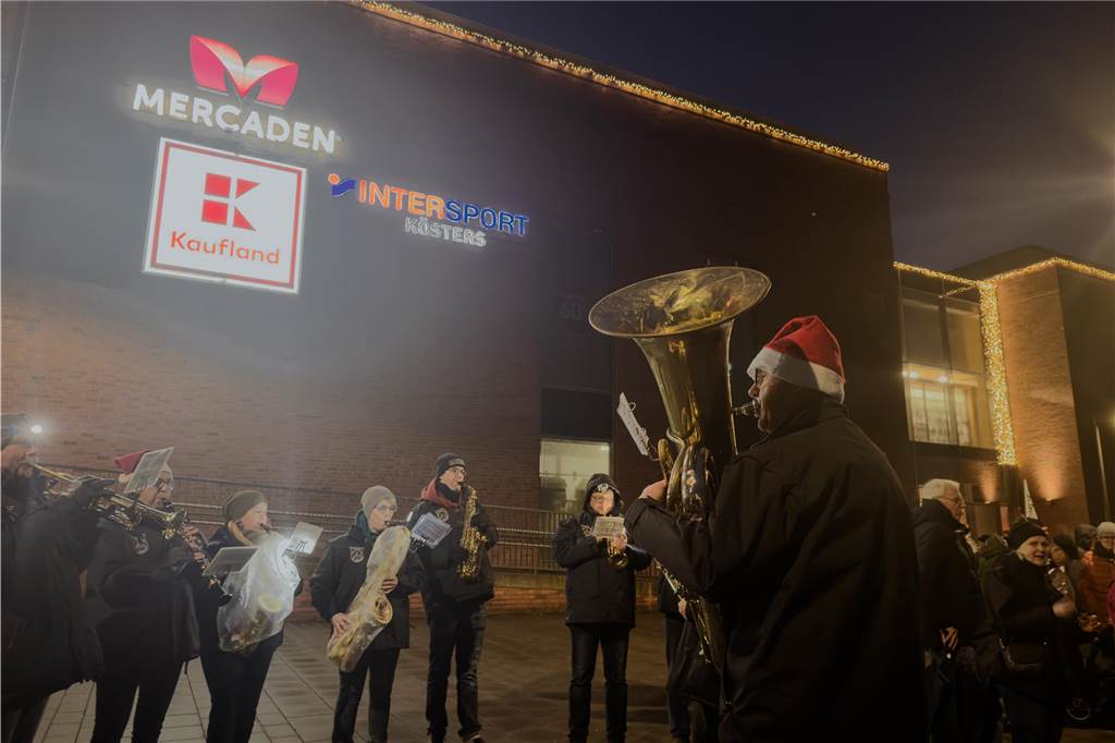 Hunderte Kinder begrüßten den Nikolaus, der mit dem Schiff vor den Mercaden andockte. 