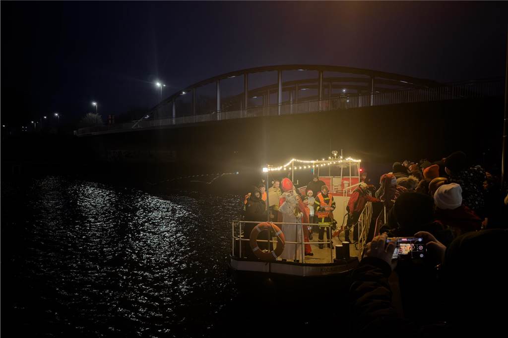Hunderte Kinder begrüßten den Nikolaus, der mit dem Schiff vor den Mercaden andockte. 