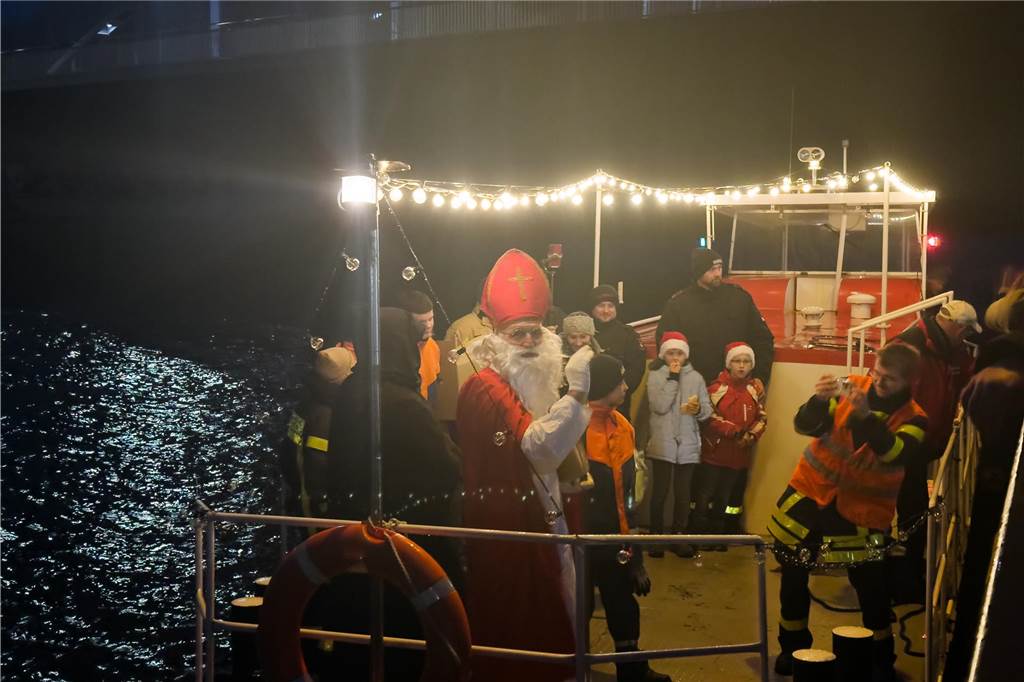 Hunderte Kinder begrüßten den Nikolaus, der mit dem Schiff vor den Mercaden andockte. 