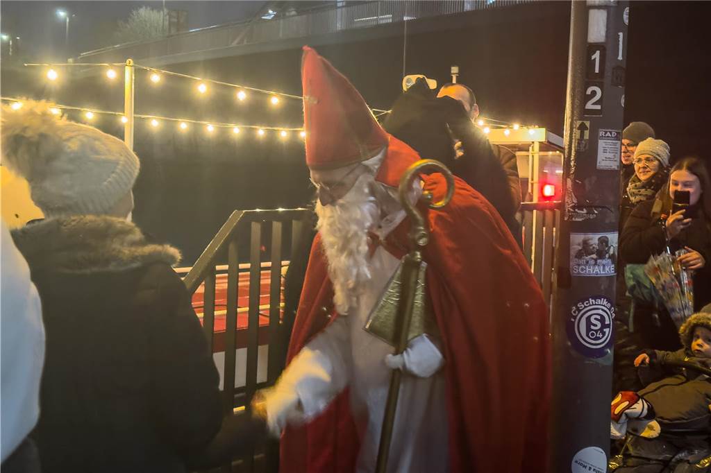 Hunderte Kinder begrüßten den Nikolaus, der mit dem Schiff vor den Mercaden andockte. 