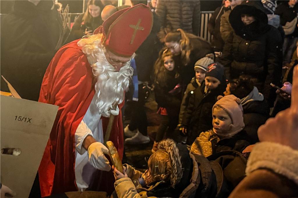Hunderte Kinder begrüßten den Nikolaus, der mit dem Schiff vor den Mercaden andockte. 