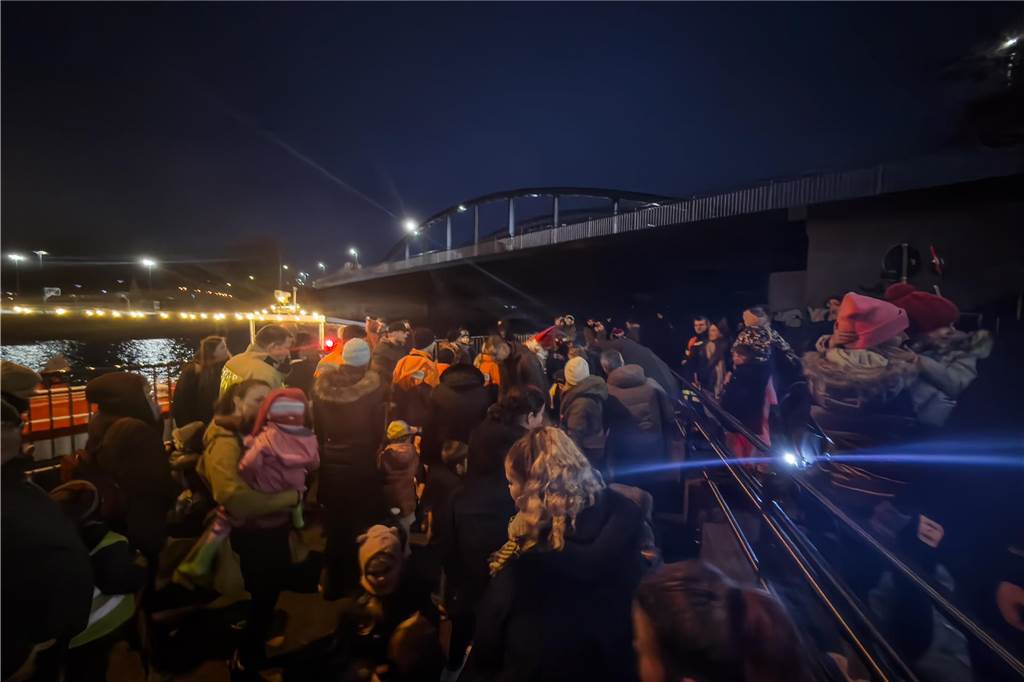 Hunderte Kinder begrüßten den Nikolaus, der mit dem Schiff vor den Mercaden andockte. 