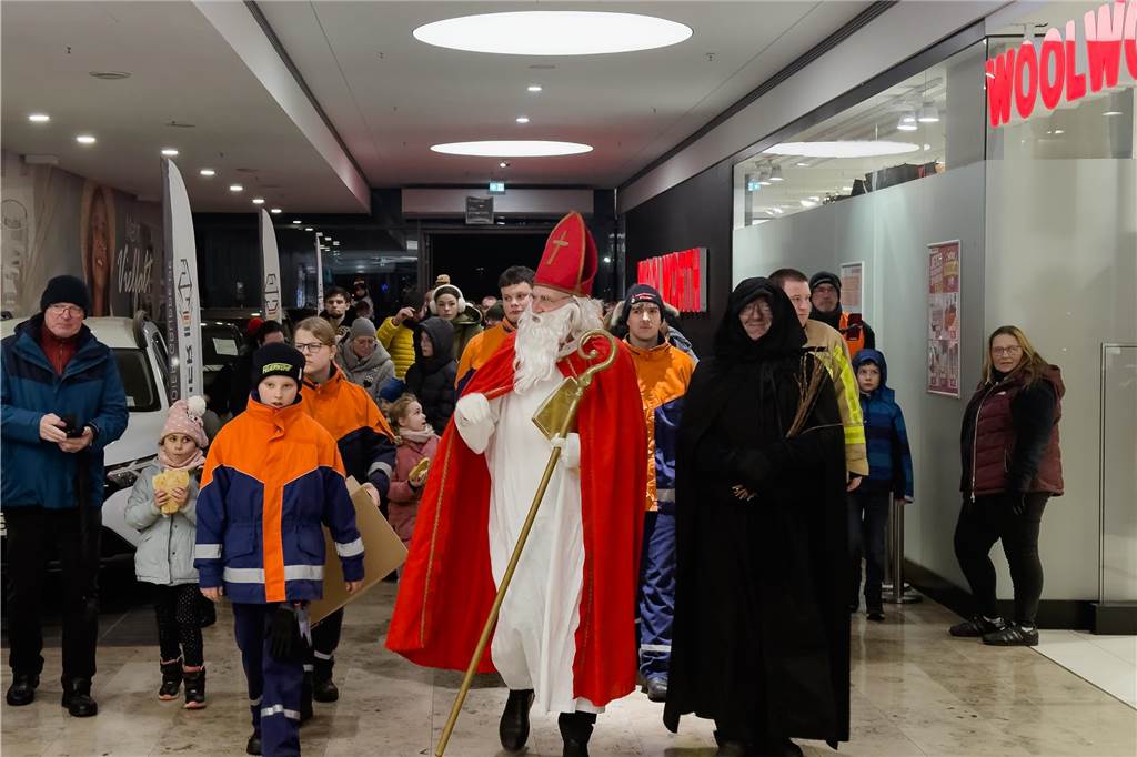 Hunderte Kinder begrüßten den Nikolaus, der mit dem Schiff vor den Mercaden andockte. 