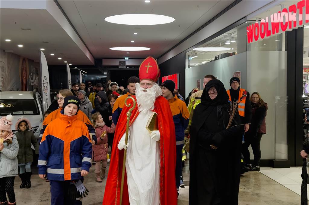Hunderte Kinder begrüßten den Nikolaus, der mit dem Schiff vor den Mercaden andockte. 