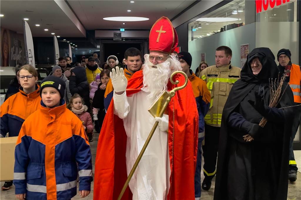 Hunderte Kinder begrüßten den Nikolaus, der mit dem Schiff vor den Mercaden andockte. 