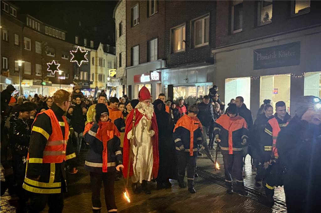 Hunderte Kinder begrüßten den Nikolaus, der mit dem Schiff vor den Mercaden andockte. 