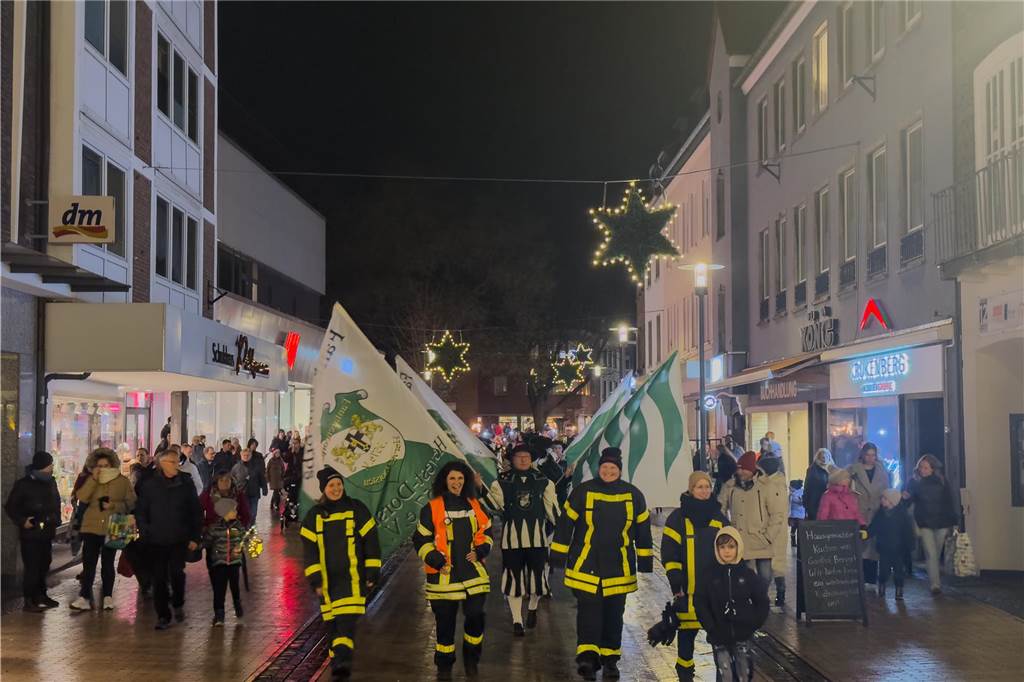 Hunderte Kinder begrüßten den Nikolaus, der mit dem Schiff vor den Mercaden andockte. 