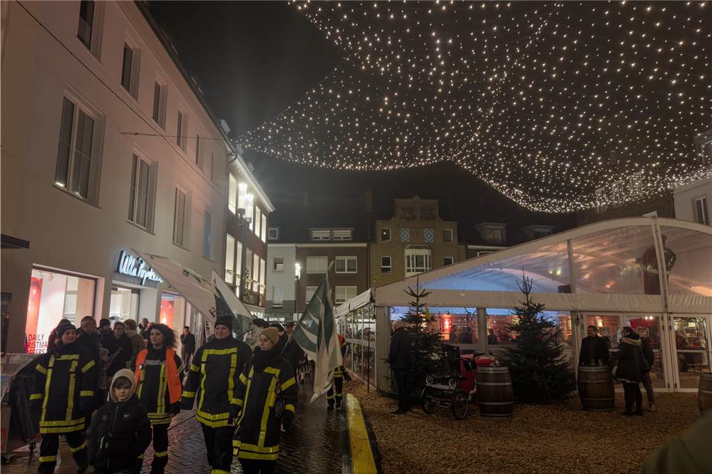 Hunderte Kinder begrüßten den Nikolaus, der mit dem Schiff vor den Mercaden andockte. 