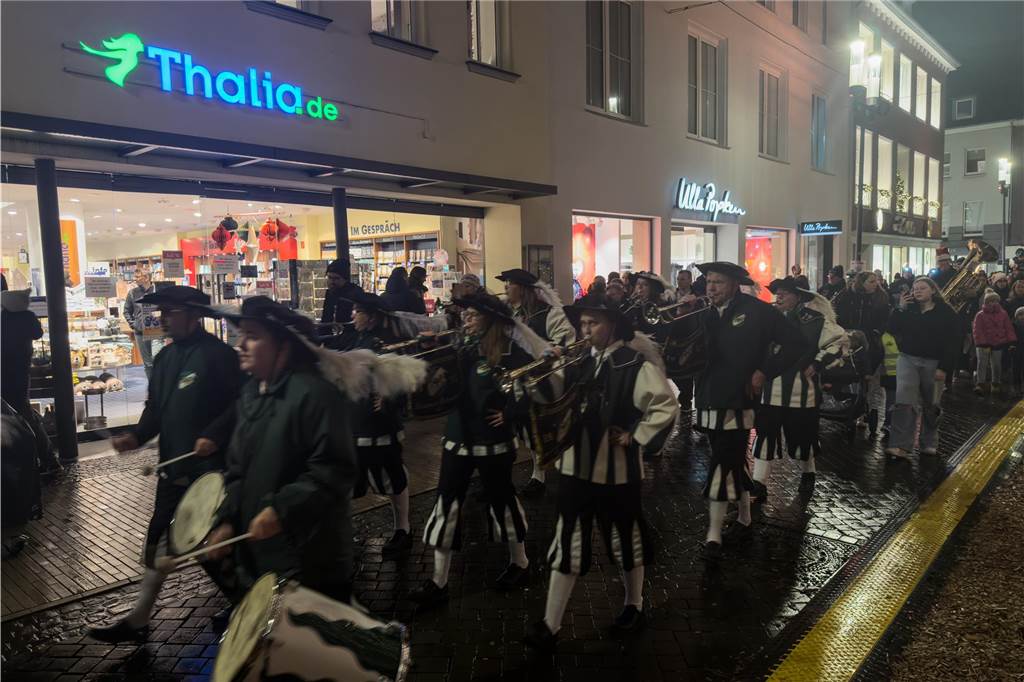 Hunderte Kinder begrüßten den Nikolaus, der mit dem Schiff vor den Mercaden andockte. 