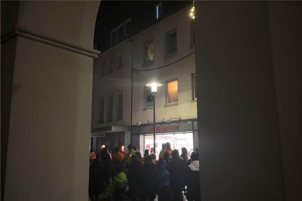 Hunderte Kinder begrüßten den Nikolaus, der mit dem Schiff vor den Mercaden andockte. 