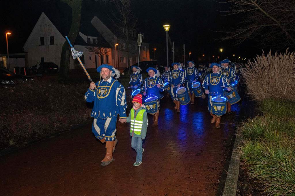 Hunderte Kinder und Erwachsene begleiteten den Nikolaus auf seinem Weg vom Anleger am Stausee in die Innenstadt.