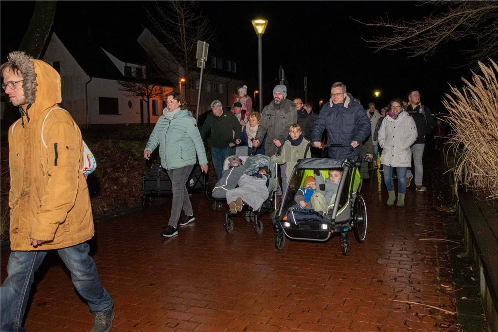 Hunderte Kinder und Erwachsene begleiteten den Nikolaus auf seinem Weg vom Anleger am Stausee in die Innenstadt.