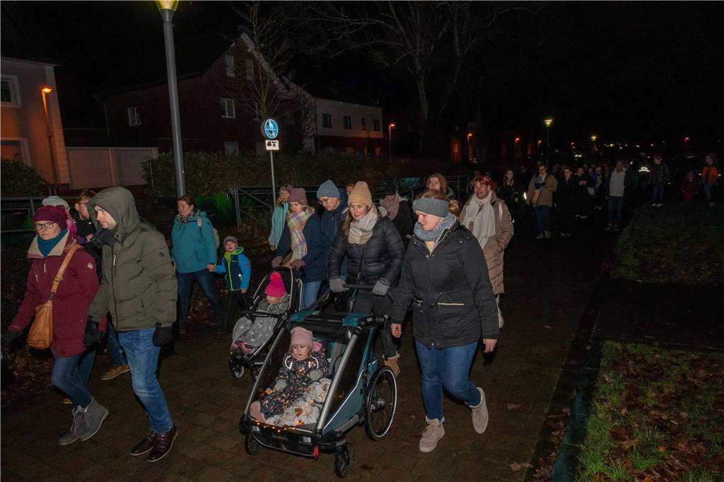 Hunderte Kinder und Erwachsene begleiteten den Nikolaus auf seinem Weg vom Anleger am Stausee in die Innenstadt.
