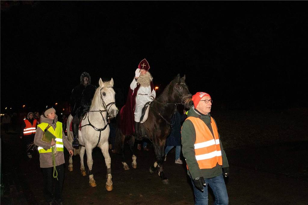 Hunderte Kinder und Erwachsene begleiteten den Nikolaus auf seinem Weg vom Anleger am Stausee in die Innenstadt.