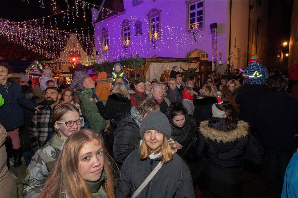 Hunderte Kinder und Erwachsene begleiteten den Nikolaus auf seinem Weg vom Anleger am Stausee in die Innenstadt.