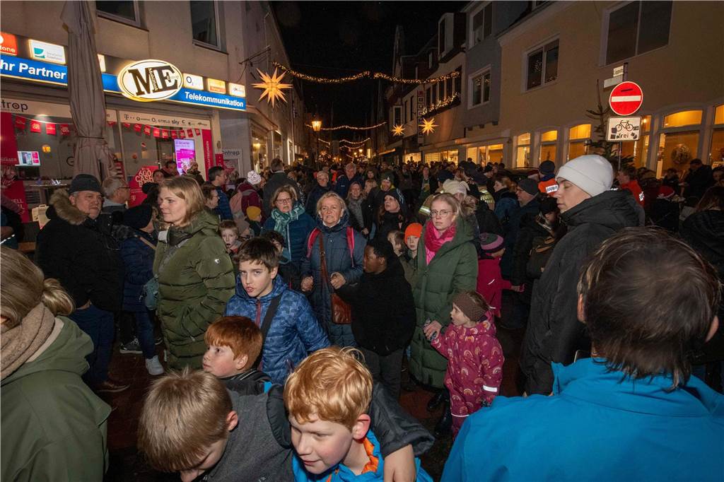 Hunderte Kinder und Erwachsene begleiteten den Nikolaus auf seinem Weg vom Anleger am Stausee in die Innenstadt.