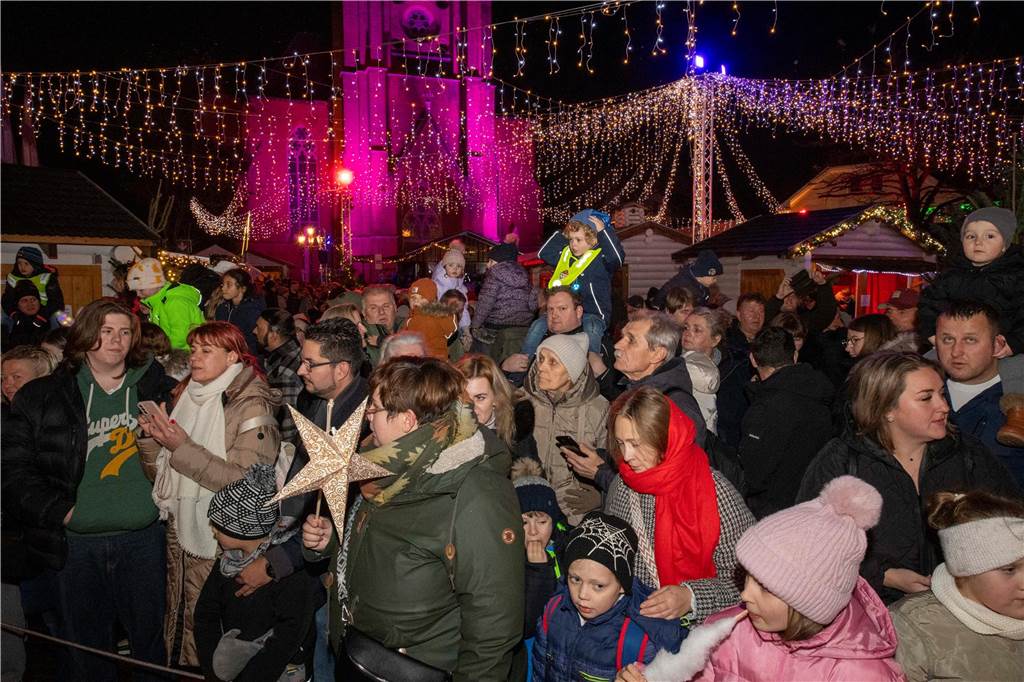 Hunderte Kinder und Erwachsene begleiteten den Nikolaus auf seinem Weg vom Anleger am Stausee in die Innenstadt.