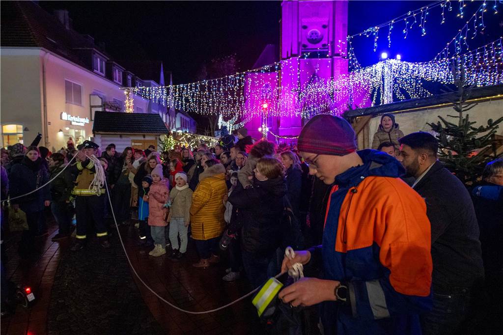 Hunderte Kinder und Erwachsene begleiteten den Nikolaus auf seinem Weg vom Anleger am Stausee in die Innenstadt.