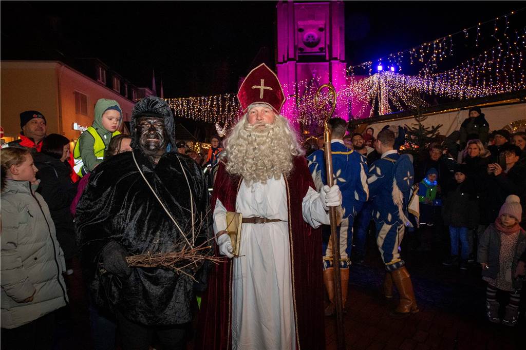 Hunderte Kinder und Erwachsene begleiteten den Nikolaus auf seinem Weg vom Anleger am Stausee in die Innenstadt.
