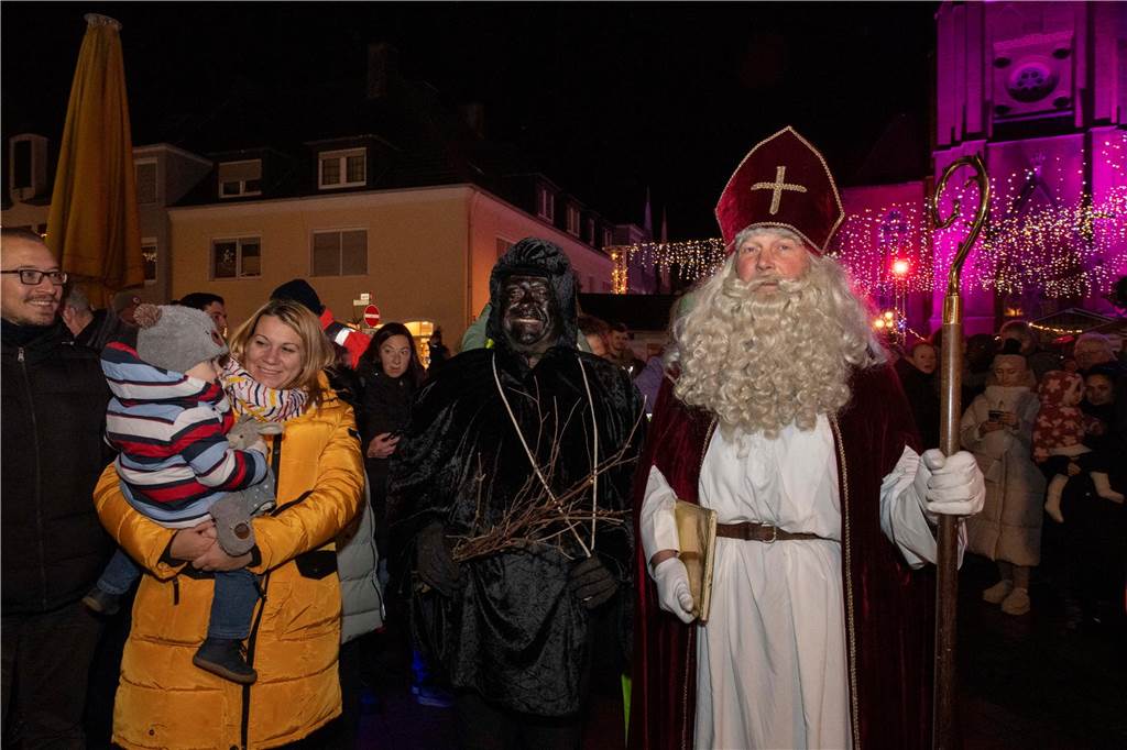 Hunderte Kinder und Erwachsene begleiteten den Nikolaus auf seinem Weg vom Anleger am Stausee in die Innenstadt.