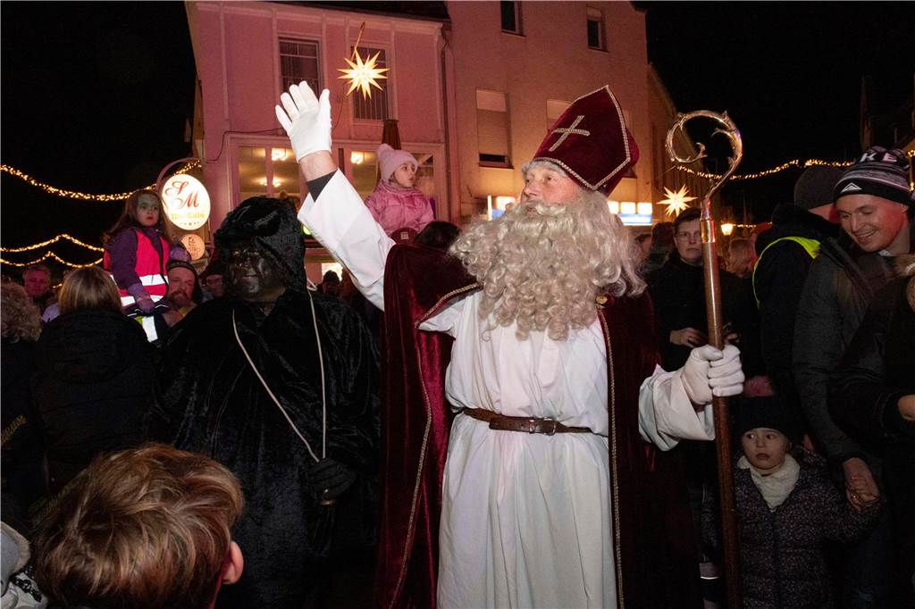 Hunderte Kinder und Erwachsene begleiteten den Nikolaus auf seinem Weg vom Anleger am Stausee in die Innenstadt.