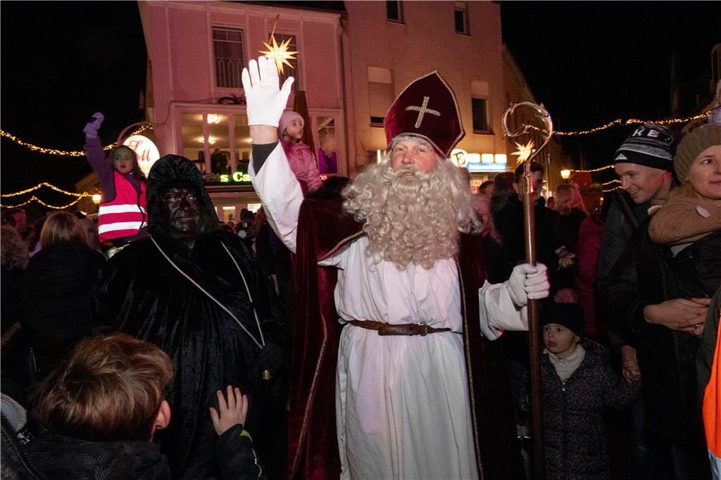 Hunderte Kinder und Erwachsene begleiteten den Nikolaus auf seinem Weg vom Anleger am Stausee in die Innenstadt.