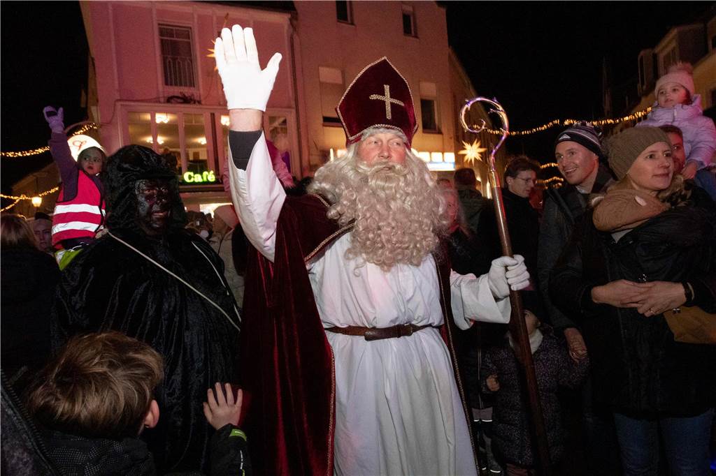 Hunderte Kinder und Erwachsene begleiteten den Nikolaus auf seinem Weg vom Anleger am Stausee in die Innenstadt.