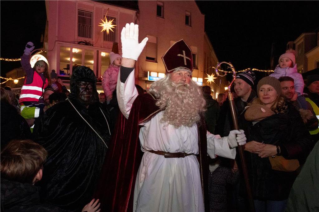 Hunderte Kinder und Erwachsene begleiteten den Nikolaus auf seinem Weg vom Anleger am Stausee in die Innenstadt.
