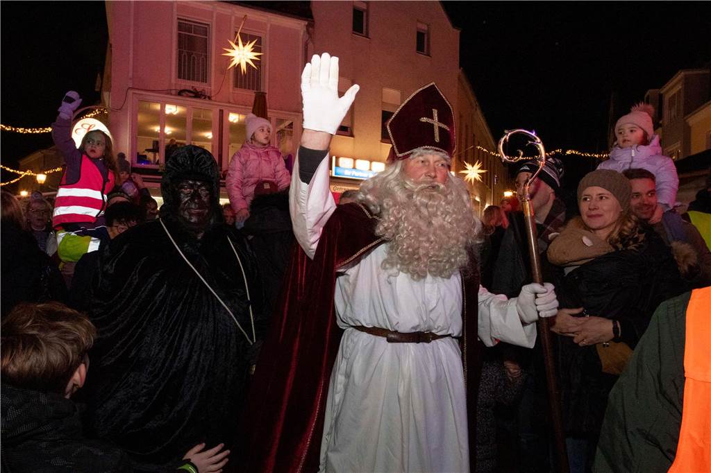 Hunderte Kinder und Erwachsene begleiteten den Nikolaus auf seinem Weg vom Anleger am Stausee in die Innenstadt.