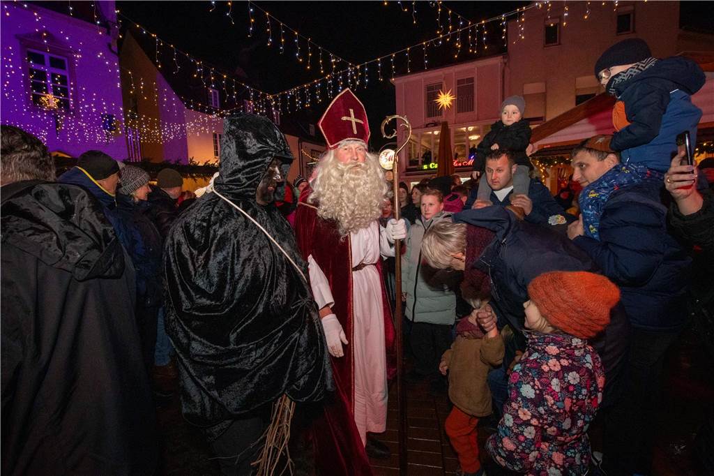 Hunderte Kinder und Erwachsene begleiteten den Nikolaus auf seinem Weg vom Anleger am Stausee in die Innenstadt.