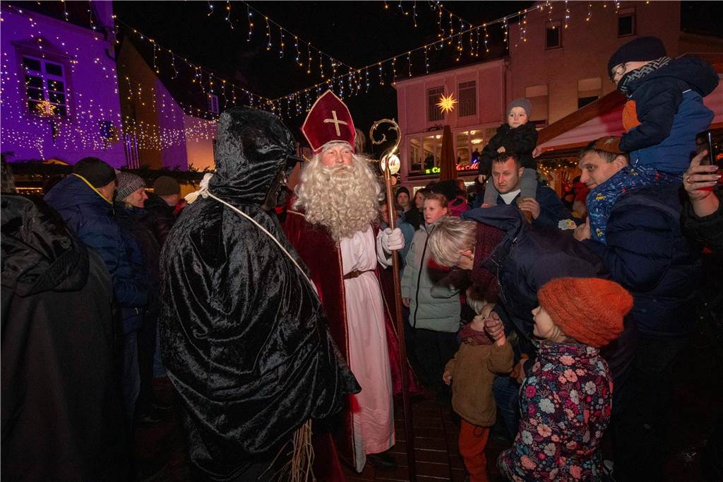 Hunderte Kinder und Erwachsene begleiteten den Nikolaus auf seinem Weg vom Anleger am Stausee in die Innenstadt.