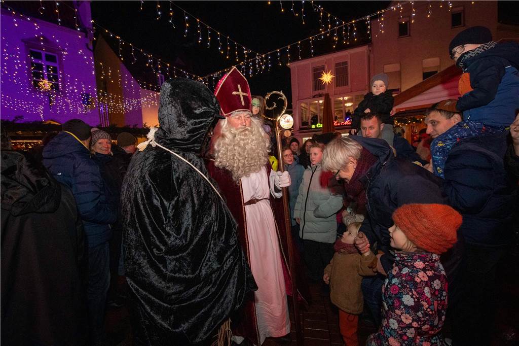 Hunderte Kinder und Erwachsene begleiteten den Nikolaus auf seinem Weg vom Anleger am Stausee in die Innenstadt.