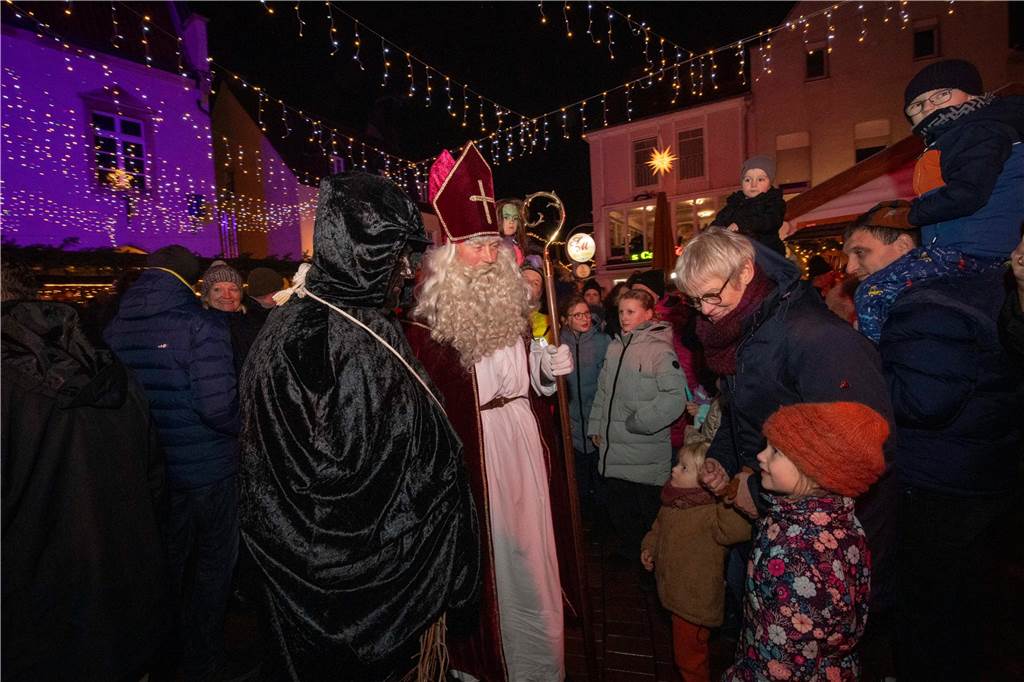 Hunderte Kinder und Erwachsene begleiteten den Nikolaus auf seinem Weg vom Anleger am Stausee in die Innenstadt.