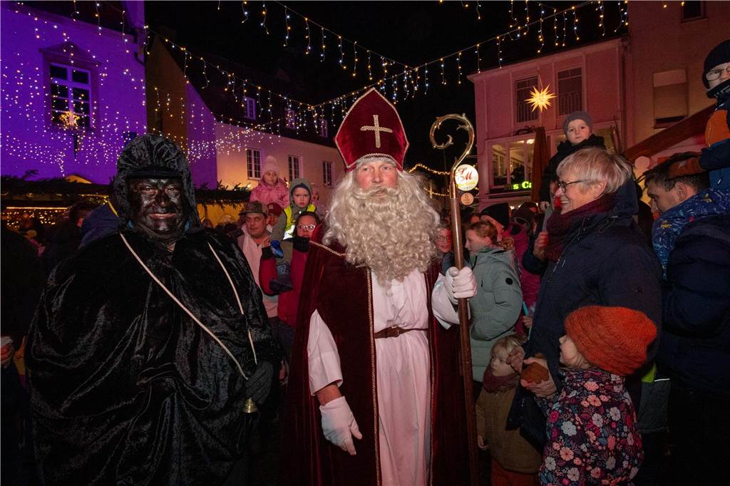 Hunderte Kinder und Erwachsene begleiteten den Nikolaus auf seinem Weg vom Anleger am Stausee in die Innenstadt.