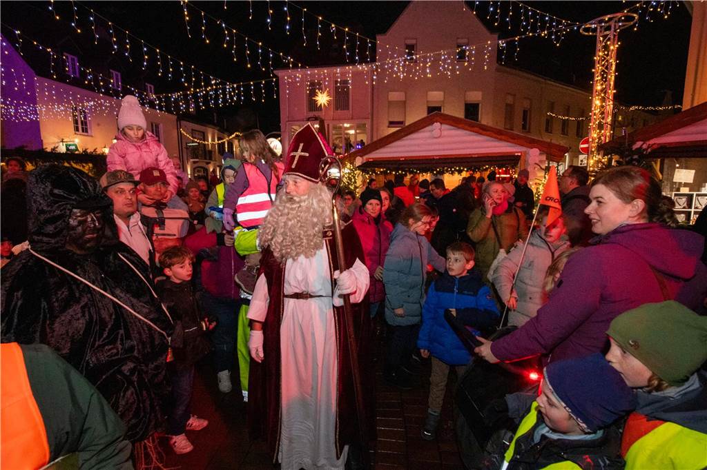 Hunderte Kinder und Erwachsene begleiteten den Nikolaus auf seinem Weg vom Anleger am Stausee in die Innenstadt.