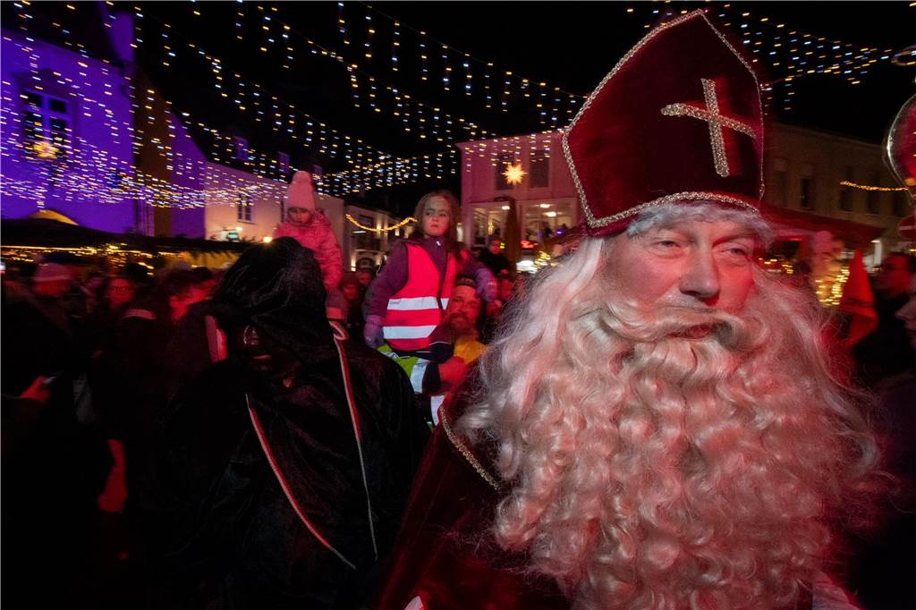 Hunderte Kinder und Erwachsene begleiteten den Nikolaus auf seinem Weg vom Anleger am Stausee in die Innenstadt.