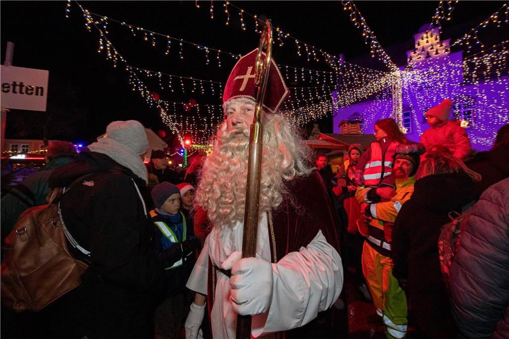 Hunderte Kinder und Erwachsene begleiteten den Nikolaus auf seinem Weg vom Anleger am Stausee in die Innenstadt.