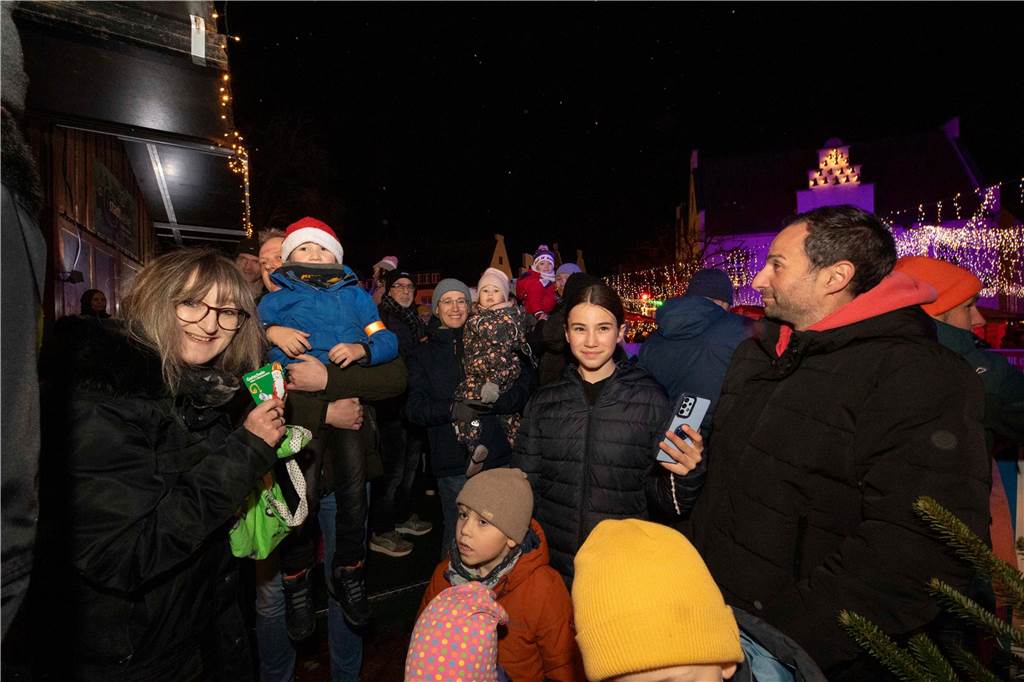 Hunderte Kinder und Erwachsene begleiteten den Nikolaus auf seinem Weg vom Anleger am Stausee in die Innenstadt.