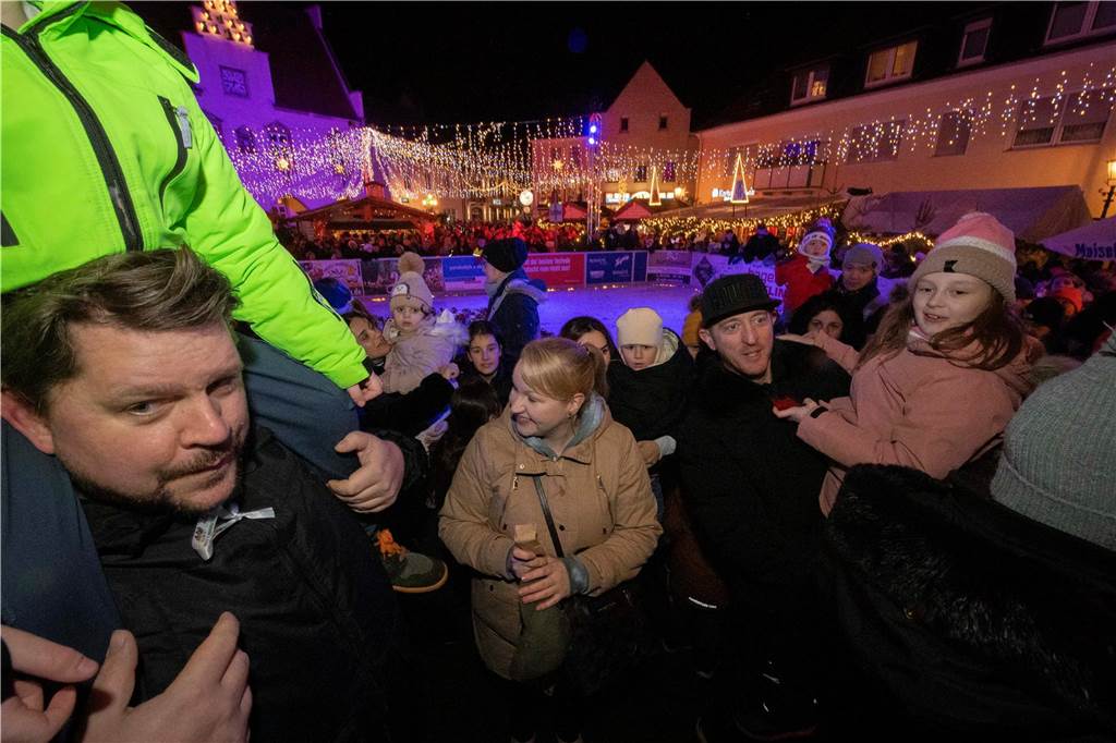 Hunderte Kinder und Erwachsene begleiteten den Nikolaus auf seinem Weg vom Anleger am Stausee in die Innenstadt.