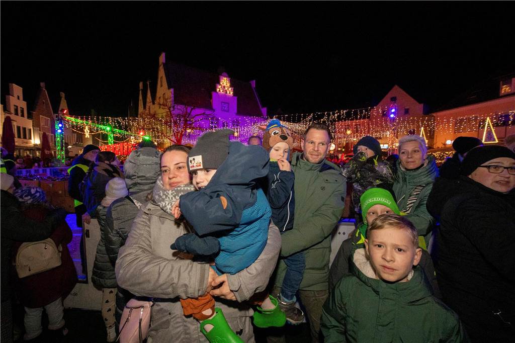 Hunderte Kinder und Erwachsene begleiteten den Nikolaus auf seinem Weg vom Anleger am Stausee in die Innenstadt.