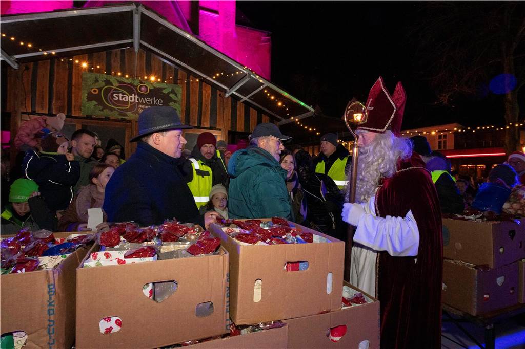 Hunderte Kinder und Erwachsene begleiteten den Nikolaus auf seinem Weg vom Anleger am Stausee in die Innenstadt.