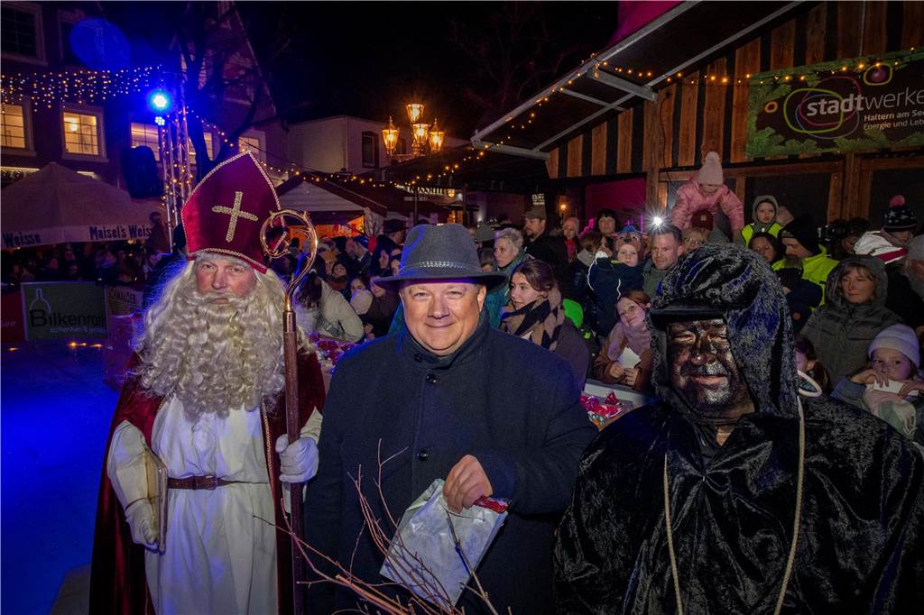 Hunderte Kinder und Erwachsene begleiteten den Nikolaus auf seinem Weg vom Anleger am Stausee in die Innenstadt.