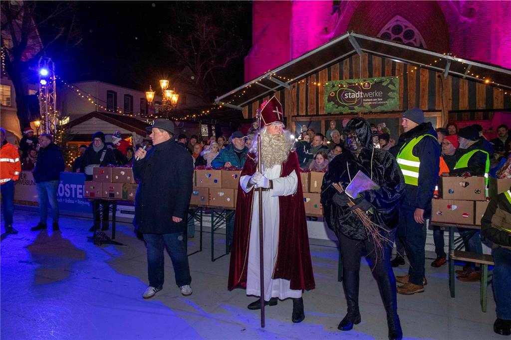 Hunderte Kinder und Erwachsene begleiteten den Nikolaus auf seinem Weg vom Anleger am Stausee in die Innenstadt.